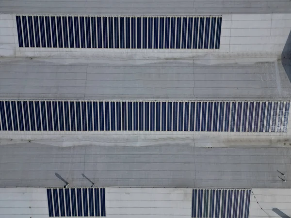 Çatı Fayansları Yerine Güneş Panelleri Olan Bir Depo Inşaatı Düz — Stok fotoğraf