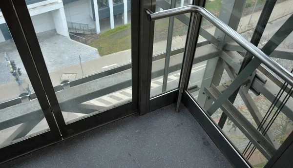 Riding Outdoor Elevator Glass Walls Can Stressful People Who Suffer — Stock Photo, Image