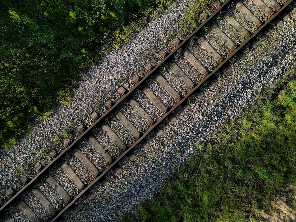 田舎の電車の線路を飛び越えるんだ 風景の垂直方向の景色 背景テクスチャモデラー輸送ジャーナリストのテーマ 上のビデオから — ストック写真