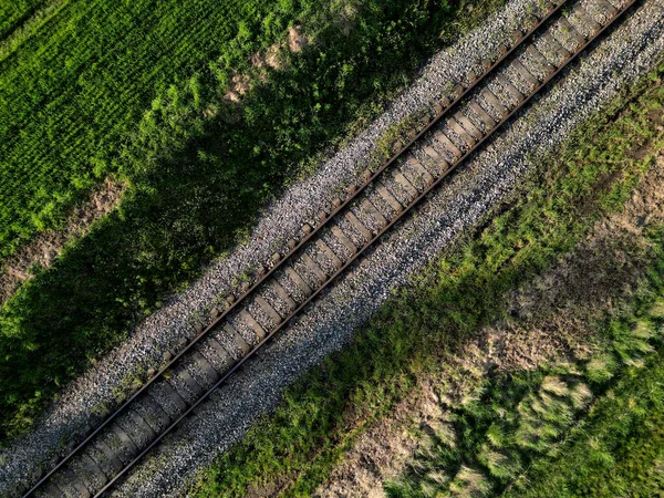 Πετούν Πάνω Από Τις Σιδηροδρομικές Γραμμές Στην Ύπαιθρο Κάθετη Άποψη — Φωτογραφία Αρχείου