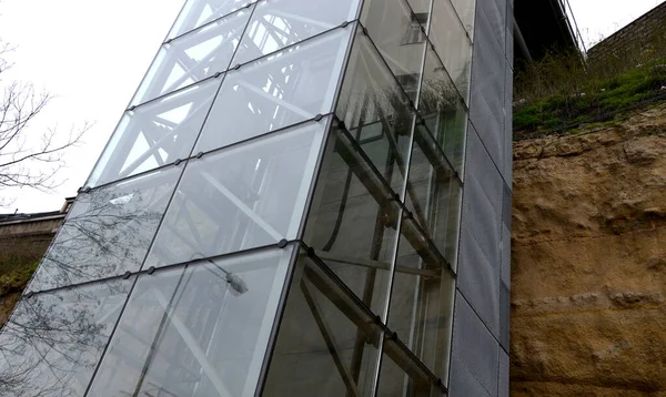 在不可能进行拆卸工程的历史建筑中 可加建玻璃结构的户外升降机 你可以看到小木屋正沿着透明的竖井 悬崖向上移动 — 图库照片
