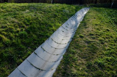 Yüzey suyunun boşaltılması için vibro baskılı betondan yapılmış drenaj oluğu. Hendek yapımında, demiryolu hatları, yollar ve otoyollar yakınlarındaki su kanallarının boşaltılmasında kullanılır. trabzan,