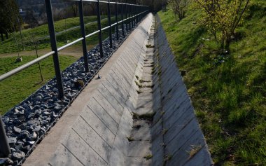 Yüzey suyunun boşaltılması için vibro baskılı betondan yapılmış drenaj oluğu. Hendek yapımında, demiryolu hatları, yollar ve otoyollar yakınlarındaki su kanallarının boşaltılmasında kullanılır. trabzan,
