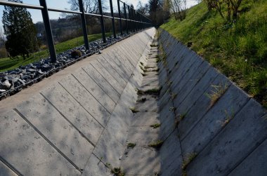 Yüzey suyunun boşaltılması için vibro baskılı betondan yapılmış drenaj oluğu. Hendek yapımında, demiryolu hatları, yollar ve otoyollar yakınlarındaki su kanallarının boşaltılmasında kullanılır. trabzan,