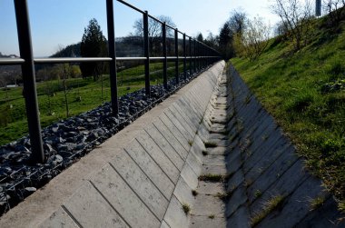 Yüzey suyunun boşaltılması için vibro baskılı betondan yapılmış drenaj oluğu. Hendek yapımında, demiryolu hatları, yollar ve otoyollar yakınlarındaki su kanallarının boşaltılmasında kullanılır. trabzan,