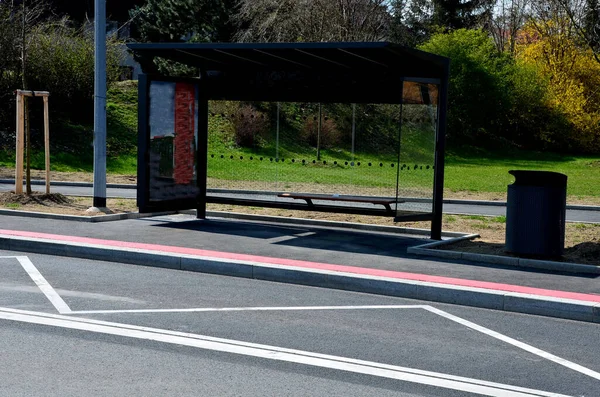 Paragem Autocarro Cidade Abrigo Vidro Com Banco Madeira Integrado Telhado — Fotografia de Stock