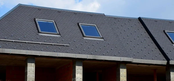 近代的な断熱レンガで作られた家の建設作業 屋根の窓新しい住宅 Windowsの開口部 石積みの価格 週1回の企業 仕事の質 — ストック写真
