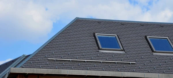 Bauarbeiten Einem Haus Aus Modernen Isoliersteinen Dachfenster Neues Gehäuse Fensteröffnungen — Stockfoto