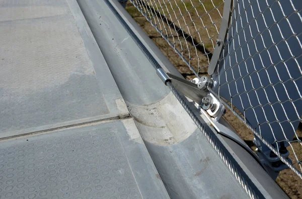 ステンレス製のメッシュが橋の手すりに張られています 下鋼のロープは排水の障壁となっています 車椅子のユーザーがクラッシュする必要はありません 自転車は側面のケーブルによって導かれます — ストック写真