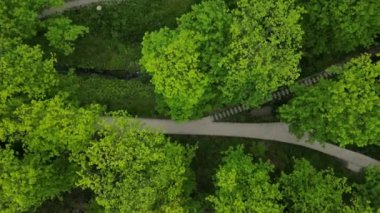 Dört parçaya bölünmüş bir trambolin çocuklar için jimnastik aracı olarak kullanılabilir. Meydanlar güvenlik ağları, insansız hava aracı, yüksek açı ve üst görüş olmadan çevredeki arazinin seviyesindedir.