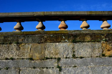 Baluster koni, parapet, tavan arası ya da merdiven korkuluklarını destekleyen yuvarlak ya da çokgen kesitli küçük bir taş ya da ahşap direktir. Bir dizi baluster külahı bir balustrade oluşturur.