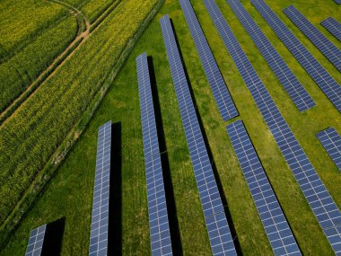 Yakut çekirdeği tarlasında fotovoltaik enerji santrali. Kimyasal teknoloji ürünleri ve yenilenebilir güneş enerjisinin silikon güneş panelleri yan yana dizildi. Manzaranın parçalanması ve parlak yüzeyler 