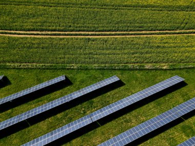 Yakut çekirdeği tarlasında fotovoltaik enerji santrali. Kimyasal teknoloji ürünleri ve yenilenebilir güneş enerjisinin silikon güneş panelleri yan yana dizildi. Manzaranın parçalanması ve parlak yüzeyler 