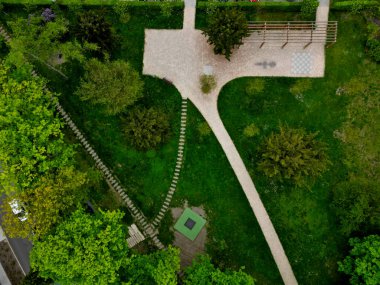 Dört parçaya bölünmüş bir trambolin çocuklar için jimnastik aracı olarak kullanılabilir. Meydanlar güvenlik ağları, insansız hava aracı, yüksek açı ve üst görüş olmadan çevredeki arazinin seviyesindedir.