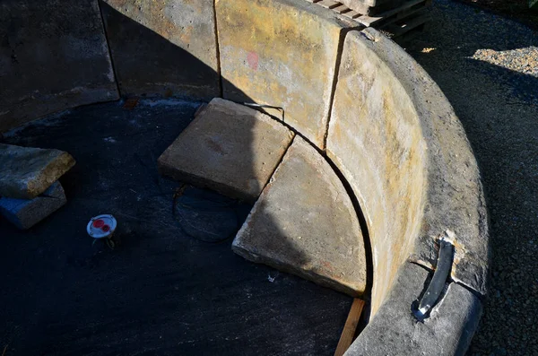 Ein Steinmetz Repariert Einen Alten Brunnen Verbindet Teile Mit Stahlklammern — Stockfoto