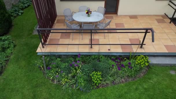 Terrasse Bord Maison Avec Une Belle Fleur Disposée Dans Vase — Video