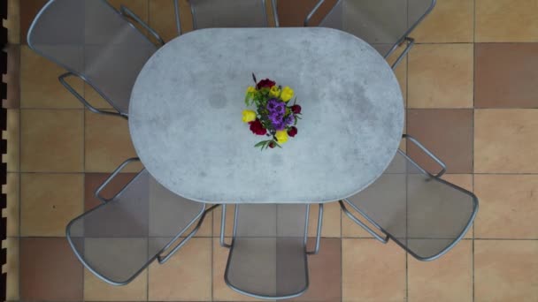 꽃병에 아름다운 테라스 타일을 노란색으로 그리는 것입니다 테이블 마당을 둘러싼 — 비디오