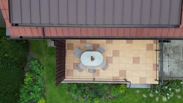Evin Yanındaki Terasta Vazoda Güzel Bir Çiçek Var Döşeme Taşları — Stok video