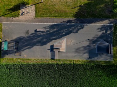 Beton yüzeyi beton kaykay engelli kaykay parkı paten sporları için tasarlanmıştır. Serbest stil bisikletler dışında bisiklete izin verilmez. Kış sabahı gündoğumu, yukarıda, yüksek