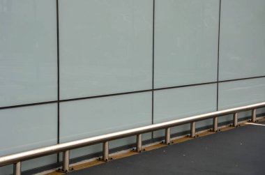 Yeraltı garajının ön cephesinde ve sütunlarında paslanmaz çelik borulardan yapılmış vidalarla tutturulmuş metal bir tampon var. Dört vida ve cam ile yere bağlı çerçeve tüp