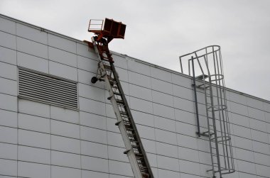 Her inşaat alanında kaldırma, taşıma ve kaldırma ekipmanları var. En önemli avantajlar arasında malzemelerin çatıya taşınması da yer alıyor, vinçli eğimli bir merdiven.