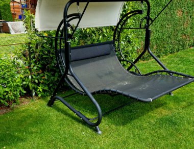 Eğer bahçenizde sadece biraz boş yer varsa, kesinlikle markadaki bu salıncak koltuğunu kaçırmamalısınız, sıcak günlerde tente, çit, çimen, tente kesinlikle hoşunuza gidecektir.