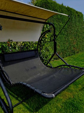 Eğer bahçenizde sadece biraz boş yer varsa, kesinlikle markadaki bu salıncak koltuğunu kaçırmamalısınız, sıcak günlerde tente, çit, çimen, tente kesinlikle hoşunuza gidecektir.