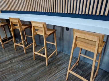 Duvar boyunca bar tezgahı yan yana tahta kontrplak sandalyelerle donatılmıştır. Bu şekilde, lokanta yemek odasında yer ayırır..