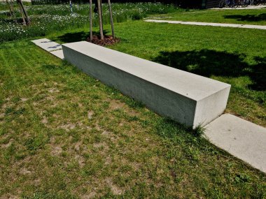 Beton beyaz bank bloğu ve parkta dalga şekli koyu renkli bir meydanda, temiz beton yüzey gri kahverengi beyaz yayalar ve kaykay parkında gençler için dinlenme alanı.