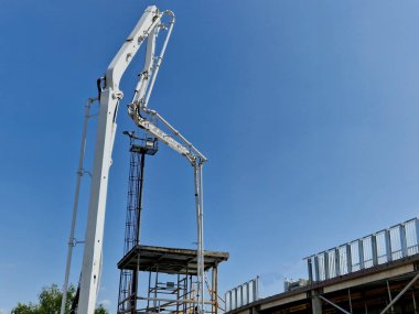 Beton pompaları ve diğer ekipman üreticileri beton, harç ve diğer yüksek yoğunluklu katı maddeleri pompalama, dağıtma ve yerleştirme ve hazırlama, geçici olarak depolama ve işleme için