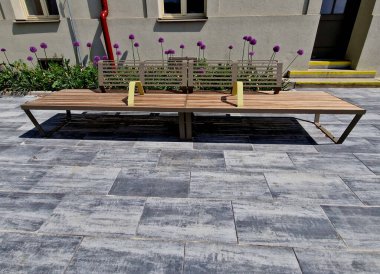 Meydanda bir bank ya da istasyonun yanında. Bu sıralar kolçaklar vasıtasıyla ayrı ayrı bölümlere ayrılır, bu yüzden uyumak veya uzanmak mümkün değildir. Evsiz biri burada uyumaz.