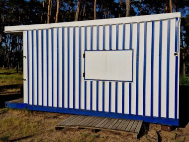 Kayıkhanedeki sahil kulübesi. Çizgili mavi ve beyaz tasarım. Sahildeki deniz kıyısındaki bahçe evi. Burada bira ve paket yemek satıyorum., 