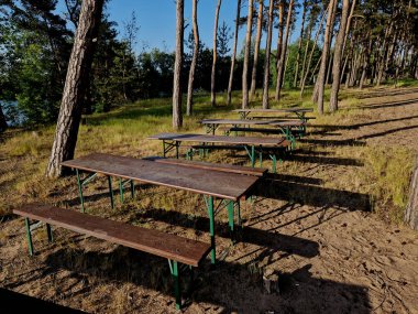 Çam ormanı göl yönündeki erozyonla parçalanmış. Kumsalın üstünde ziyaretçiler için banklar, bira ve yiyecek büfeleri olan otlak bir alan var.