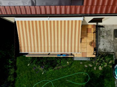 Awning 'ler evinizin mimari görünümünün altını çiziyor. Hepsinden önemlisi, teraslar, balkonlar veya cam pencerelerin daha geniş alanlarını gölgeleyebilirler. Dahası, mimari görünüşü tamamlıyorlar.