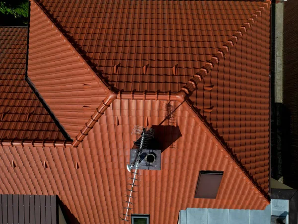 드론을 사용하여 굴뚝의 합니다 위험을 필수적 카메라가 옥상을 감시하고 있습니다 — 스톡 사진