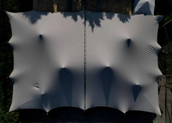 Lona Branca Tenso Sombreamento Sol Chuva Sobre Terraço Restaurante Parque — Fotografia de Stock