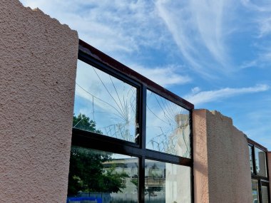 Kaya matkabı kullanarak bir forkliftle apartman işçisinin yıkımı. Kıyamet sahnesi yaratıyor. Füze bombardımanından sonra iş temizleniyor. bina, fırtına, değişim hava, iklim, fırtına