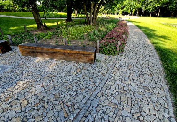 Wooden Oak Prism Bench Garden Better Drying Wood Grooves Milled — Stockfoto
