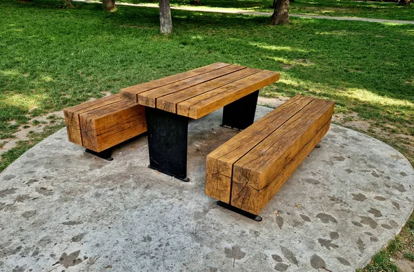 Drewniany Masywny Blok Kształcie Ławki Park Metalowymi Nogami Granitowym Naturalnym — Zdjęcie stockowe