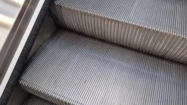 Yürüyen merdivenler, travelatör servisi ve ayarlama. Makineyi acil bir durumda durduran güvenlik anahtarlarının düzenli olarak incelenmesi ve yağlanması. İnsanlar düştüğünde