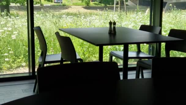 Mesa Jantar Junto Janela Persianas Automáticas Retráteis Sensor Avalia Iluminação — Vídeo de Stock