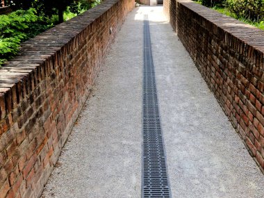 Kaledeki manastır bahçesinde çiçek tarlaları, parlak renkli park yolları. Yaz şatosu parterini boxwood çitleriyle kesin. Açık çakıllardan yaylara uzanan patikanın etrafını dürüstçe budanmış çalılarla kesin.