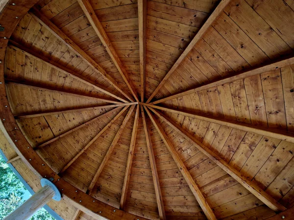 木製の梁でできたペルゴラ天井は 木を八角形の形に彫ることで大工によって作られています 上に灯台のような窓があります 楕円形楕円形 — ストック写真