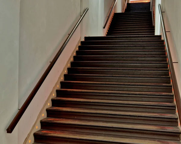 Escalera Cubierta Con Iluminación Escalonada Desde Lateral Proyectores Pared Paneles — Foto de Stock