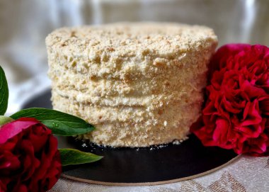 Napolyon Keki benim en sevdiğim klasik Rus keklerinden biridir. Kabarık hamur hamurundan yapılmış çok ince pasta katmanları var ve çok yumuşak, kabarık ve narin. Yumuşak, zengin 