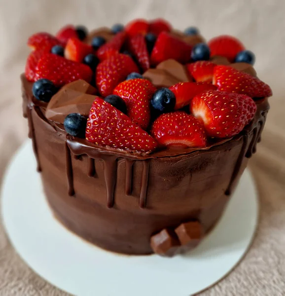 Cheesecake Com Cobertura Chocolate Frutas Redor Perímetro Polvilhe Com Cacau — Fotografia de Stock