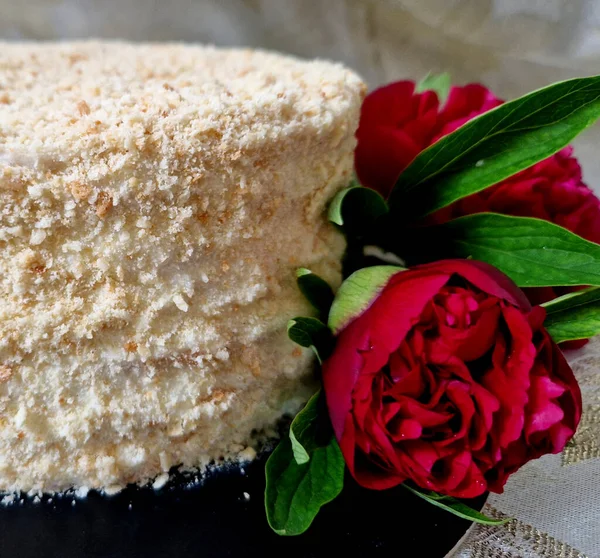 Napolyon Keki benim en sevdiğim klasik Rus keklerinden biridir. Kabarık hamur hamurundan yapılmış çok ince pasta katmanları var ve çok yumuşak, kabarık ve narin. Yumuşak, zengin 