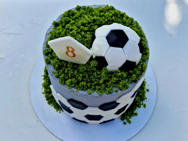 Futbolcu Çocuk Futbol Topuyla Pasta Yiyor Tepesine Yeşil Taş Serpiştirilmiş — Stok fotoğraf