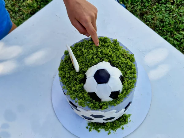 Fußballspieler Junge Bekommt Kuchen Mit Einem Fußball Zylinderform Oben Mit — Stockfoto