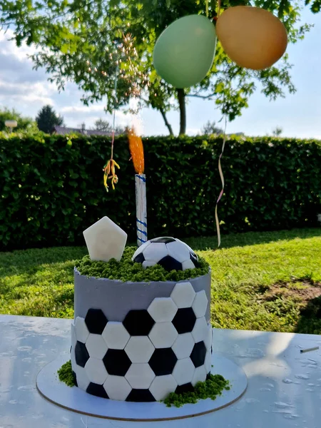 Fußballspieler Junge Bekommt Kuchen Mit Einem Fußball Zylinderform Oben Mit — Stockfoto